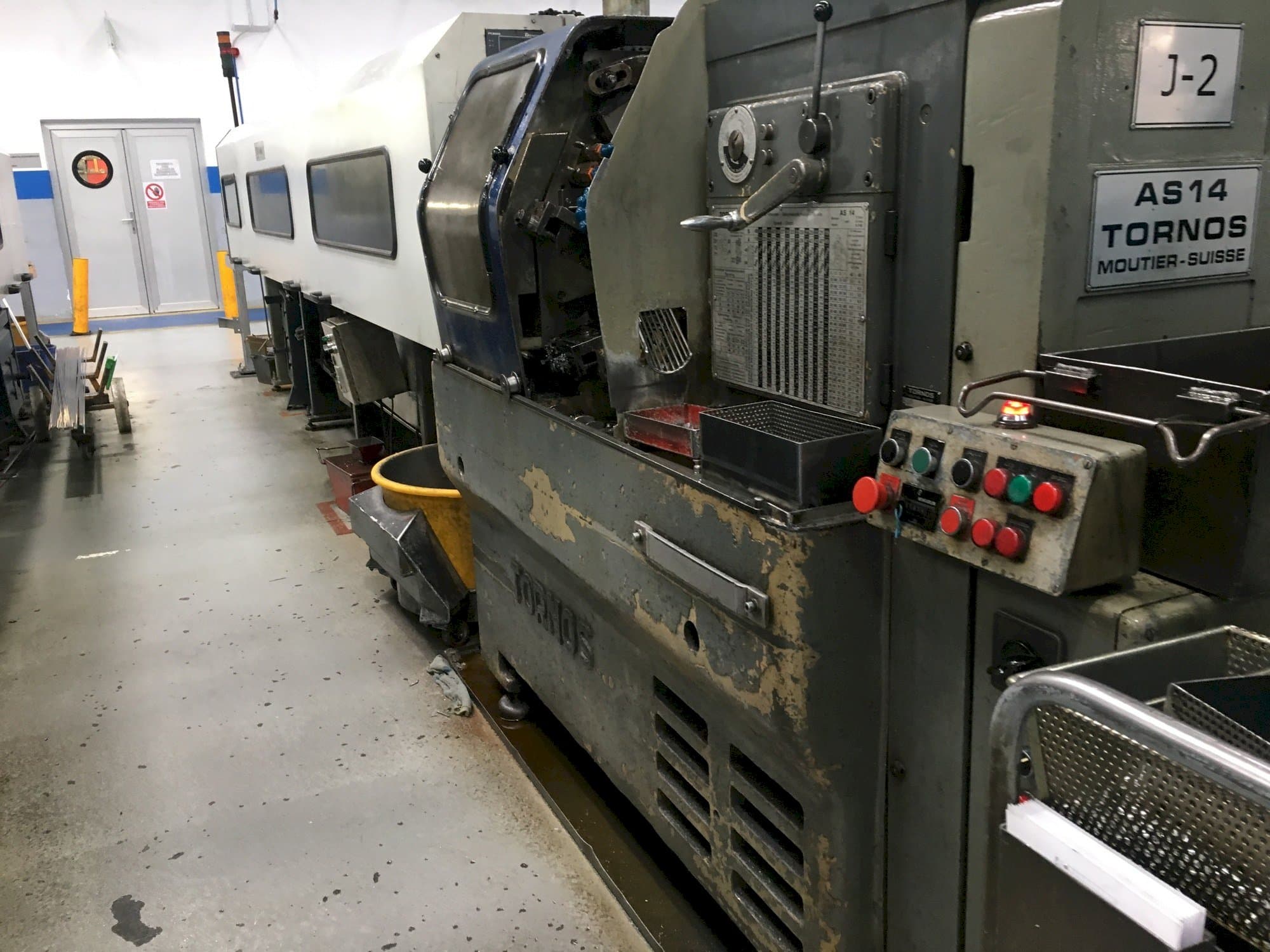 Vista frontale della macchina Tornos-Moutier Suisse AS 14