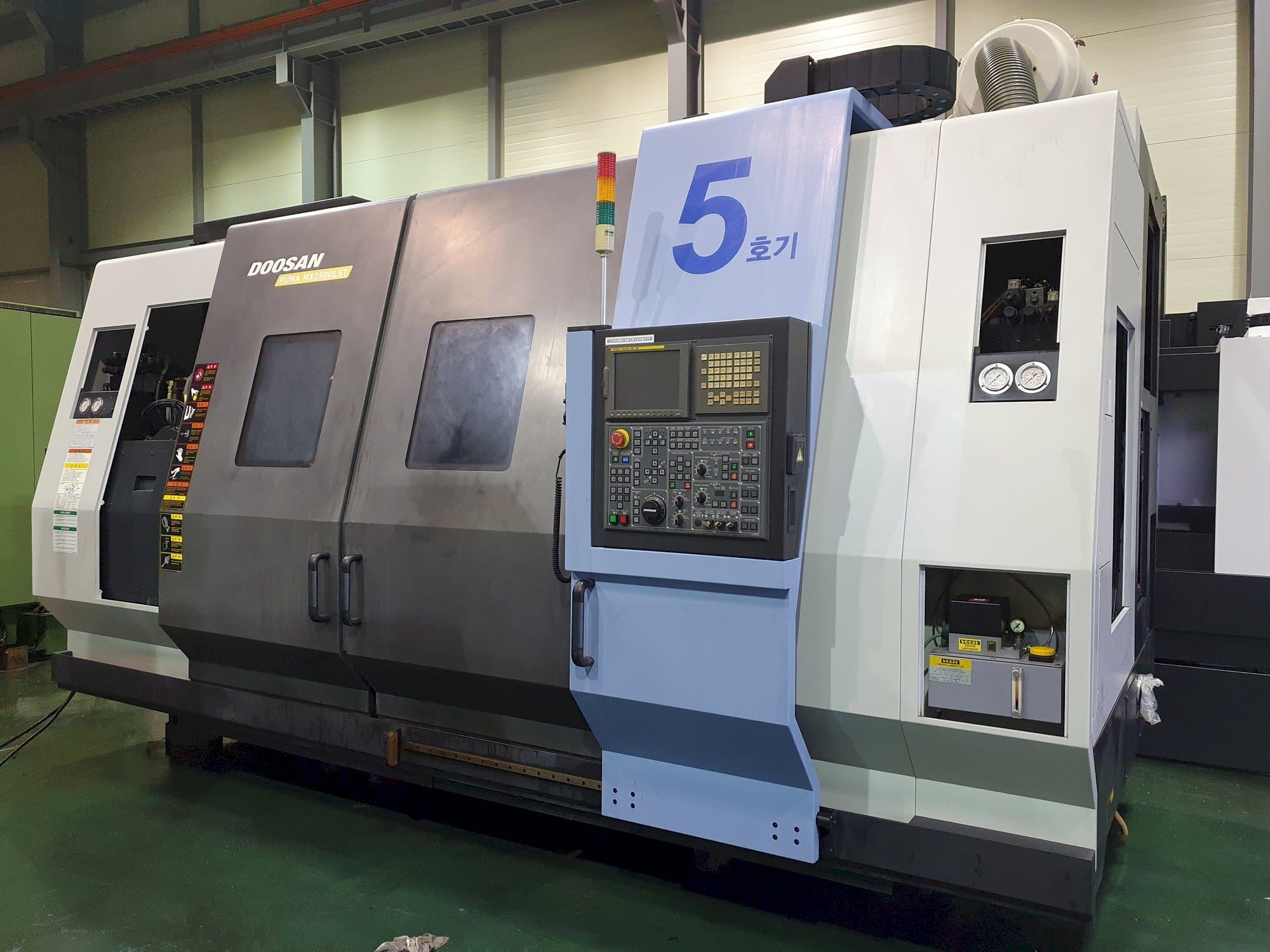Vista frontale della macchina Doosan Puma MX2500LST