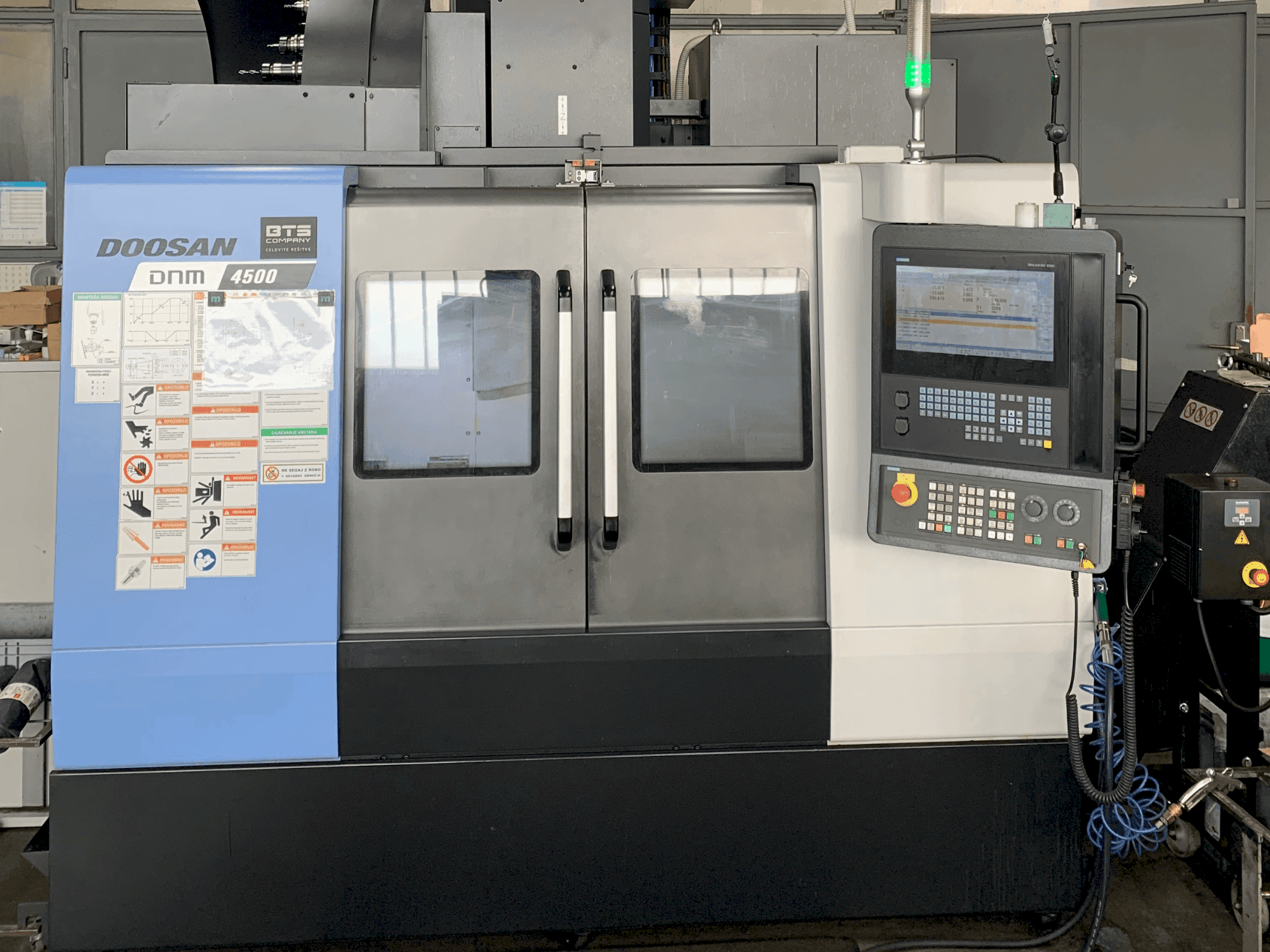 Vista frontale della macchina DOOSAN DNM 4500
