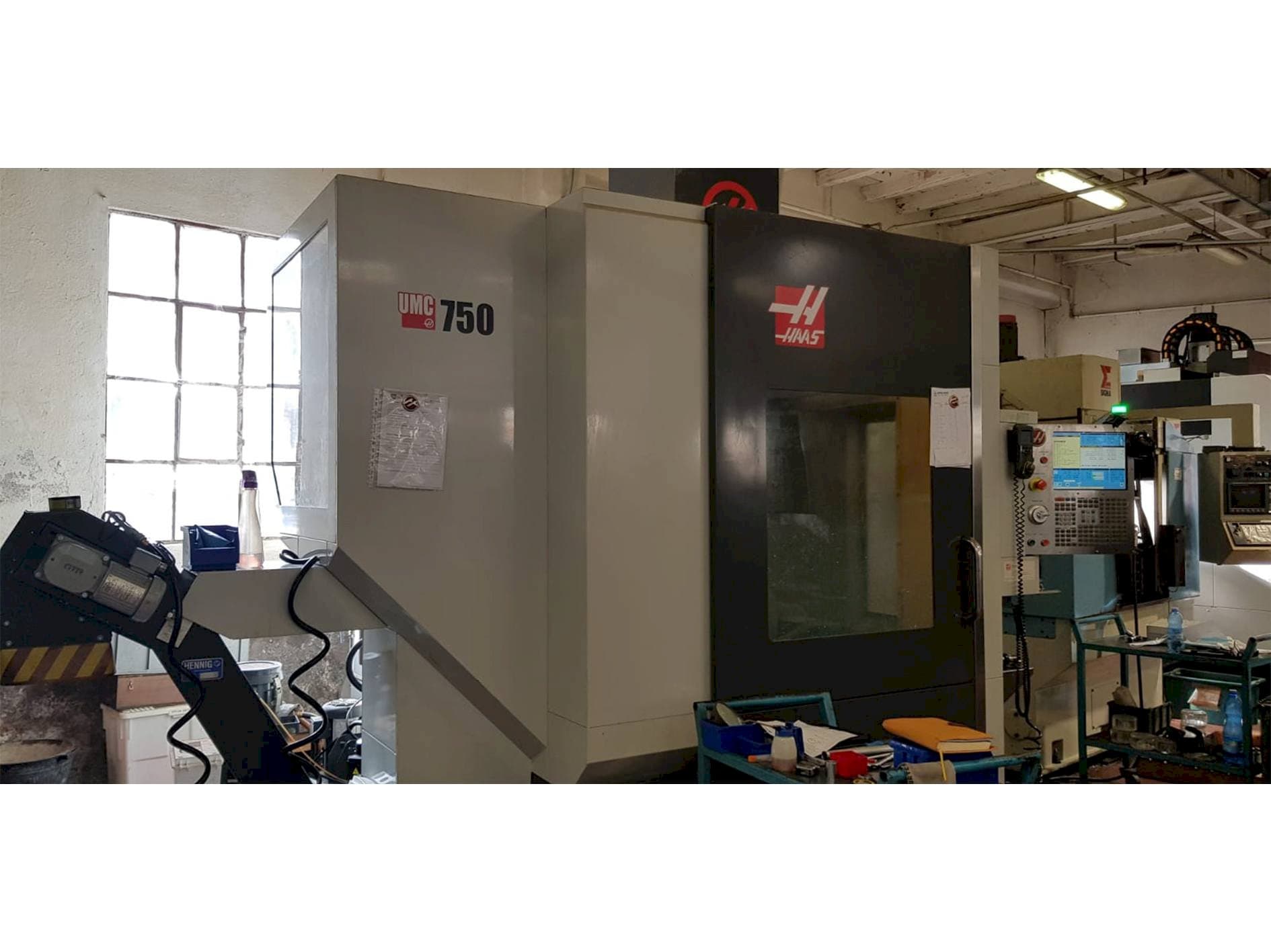 Vista frontale della macchina HAAS UMC 750