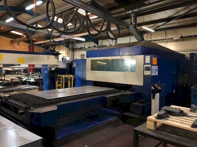 Vista frontale della macchina Trumpf Traumatic L 3050