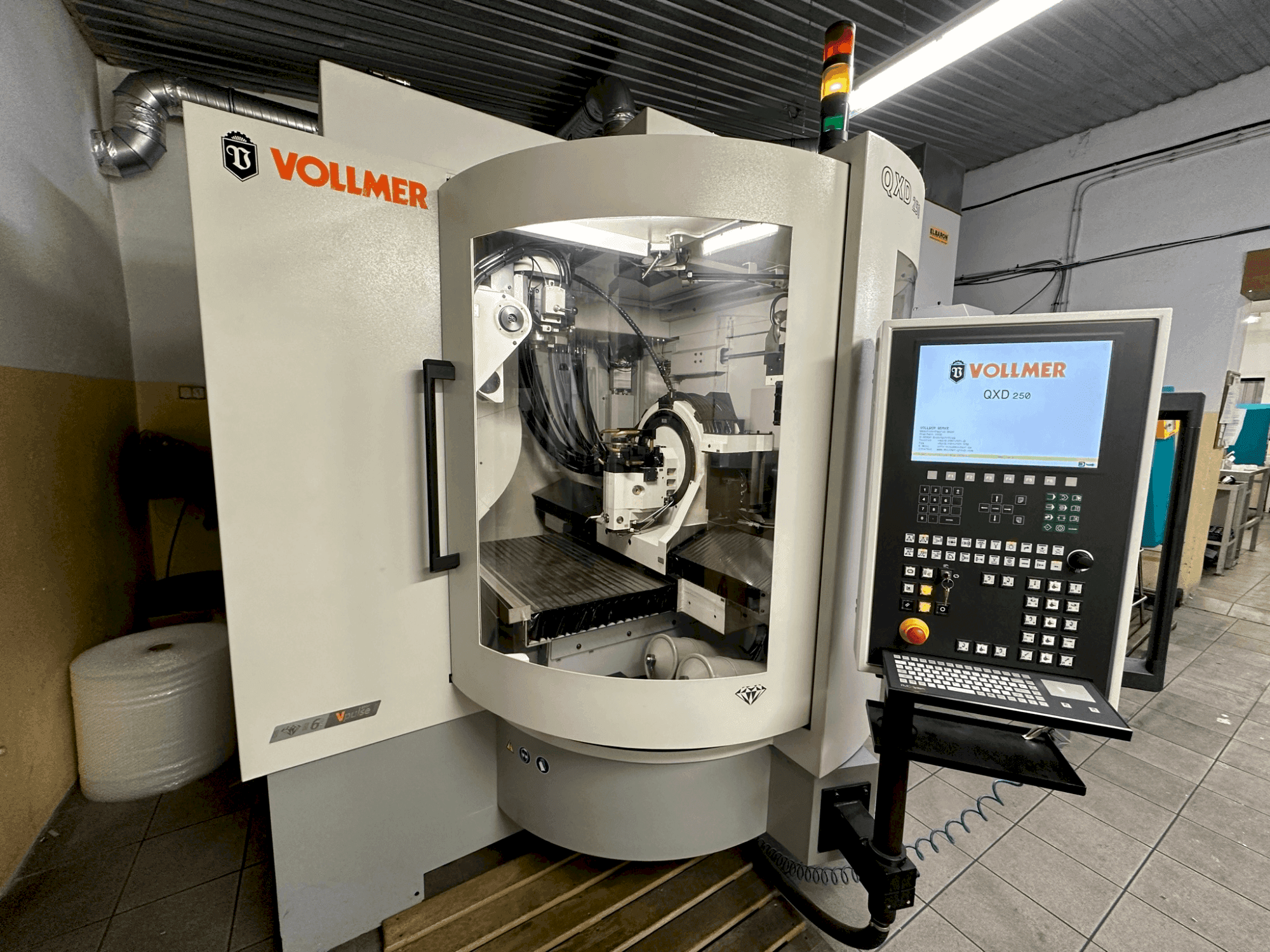 Vista frontale della macchina VOLLMER QXD 250