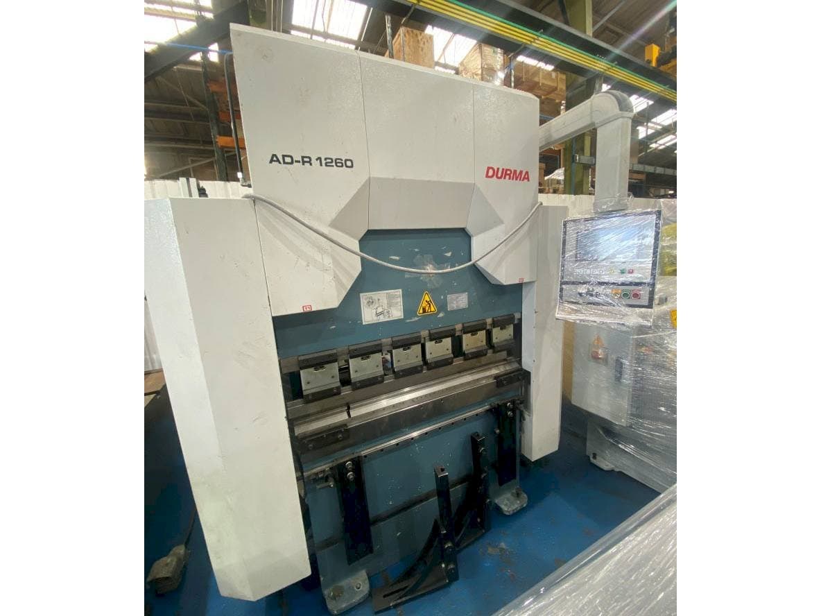 Vista frontale della macchina Durma AD-R 1260