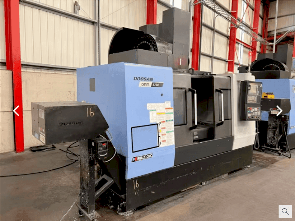 Vista frontale della macchina Doosan DNM 6700