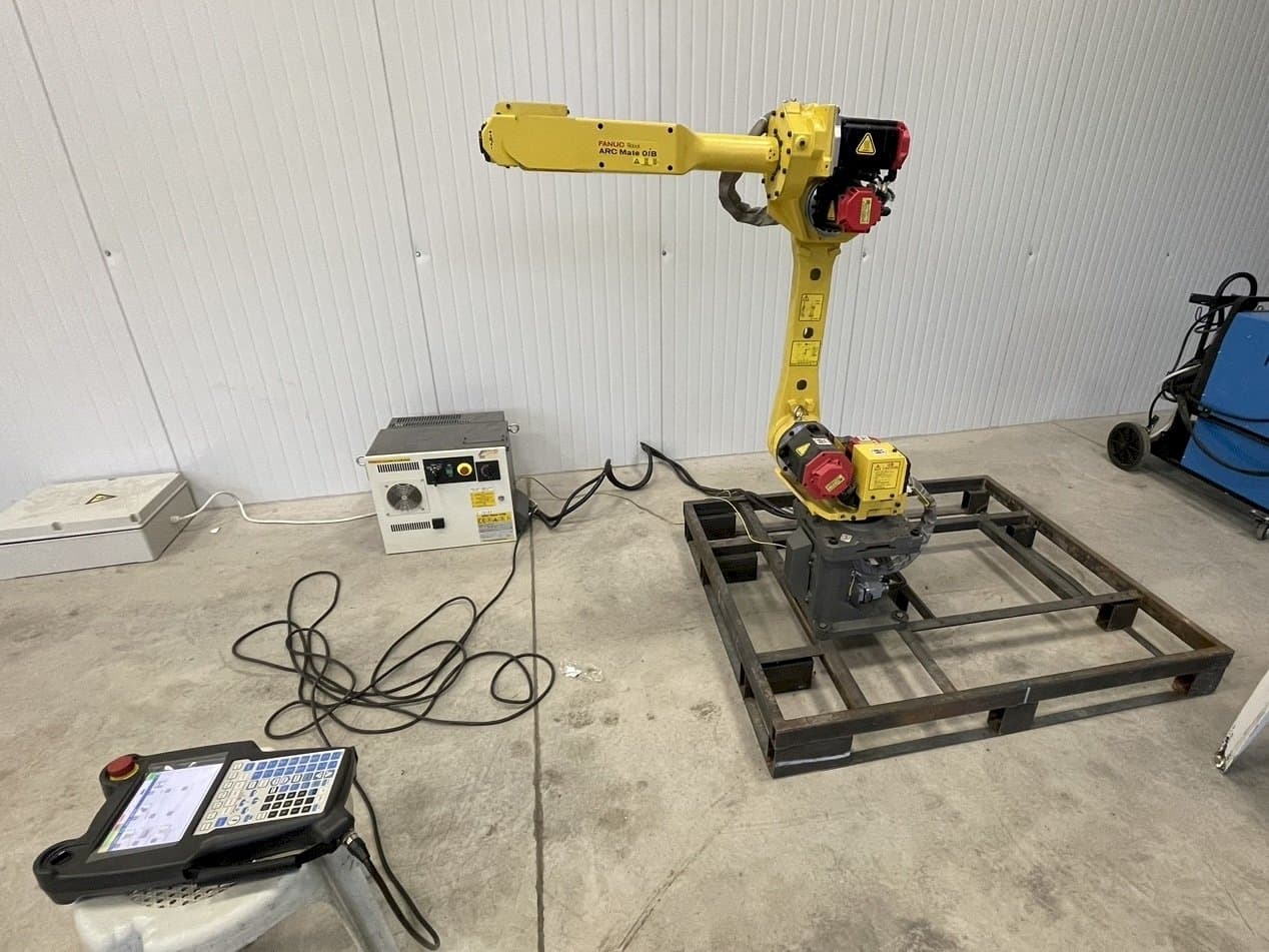 Vista frontale della macchina FANUC Arc mate 0iB
