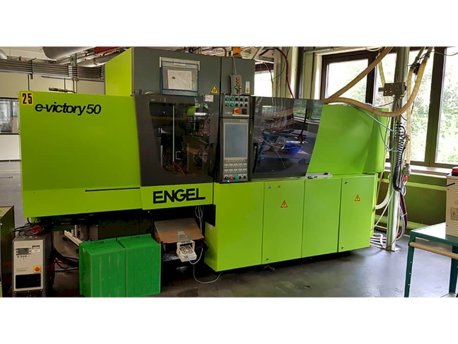 Vista frontale della macchina ENGEL e-Victory 200/50
