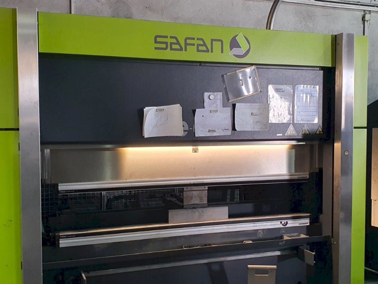 Vista frontale della macchina Safan E-brake 50-2050