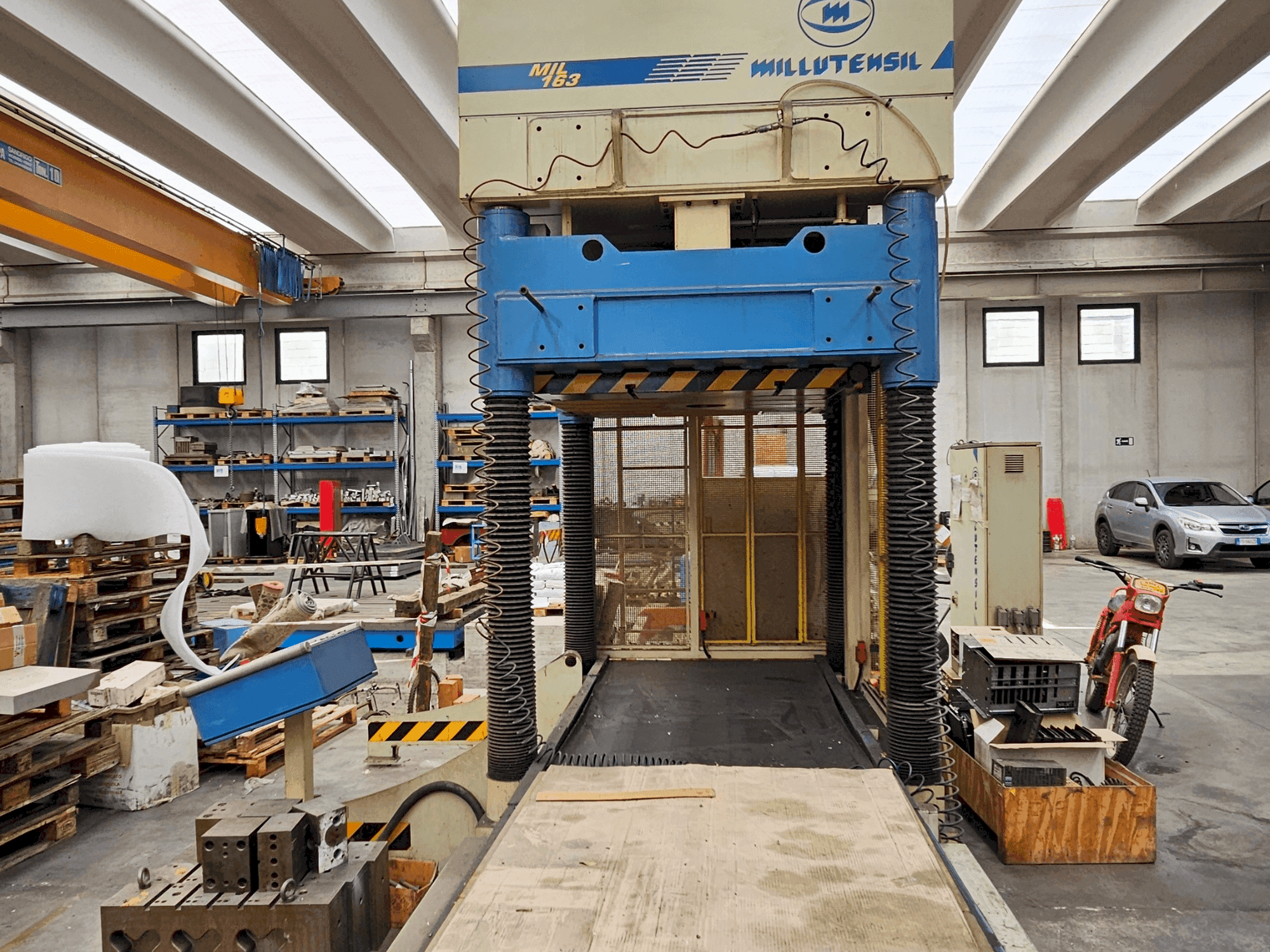 Vista frontale della macchina MILLUTENSIL MIL163