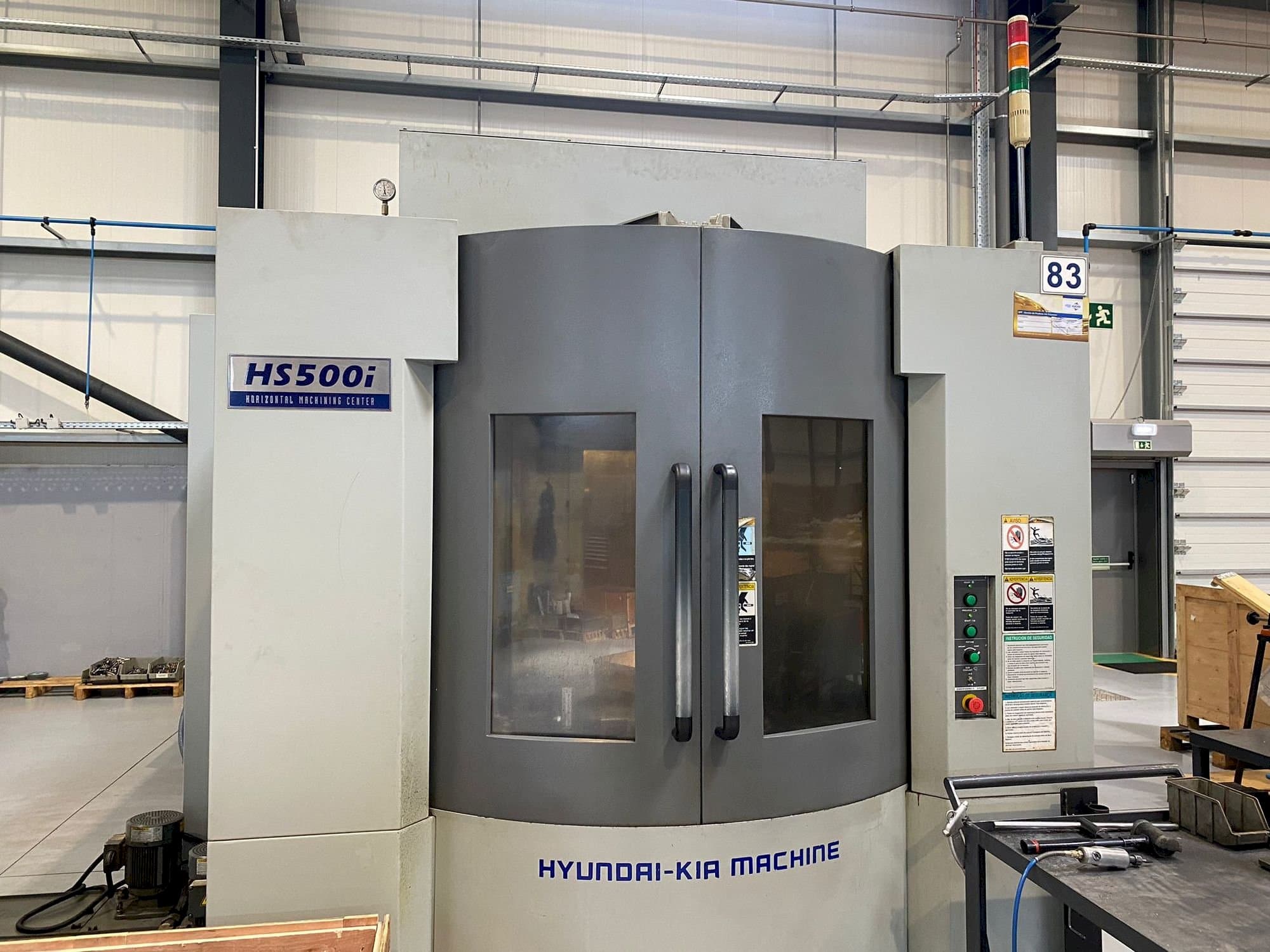 Vista frontale della macchina Hyundai Kia HS500i