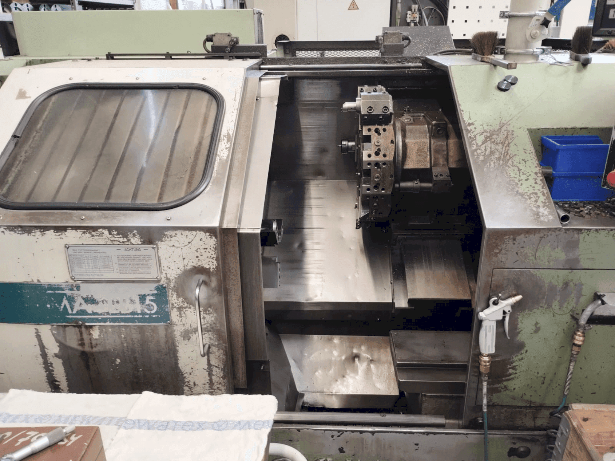 Vista frontale della macchina Okuma LB15