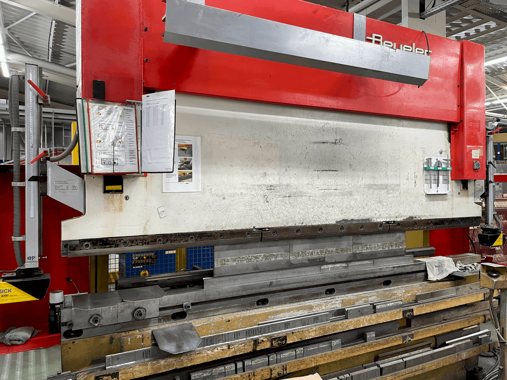 Vista frontale della macchina BEYELER RT 125 x 3100