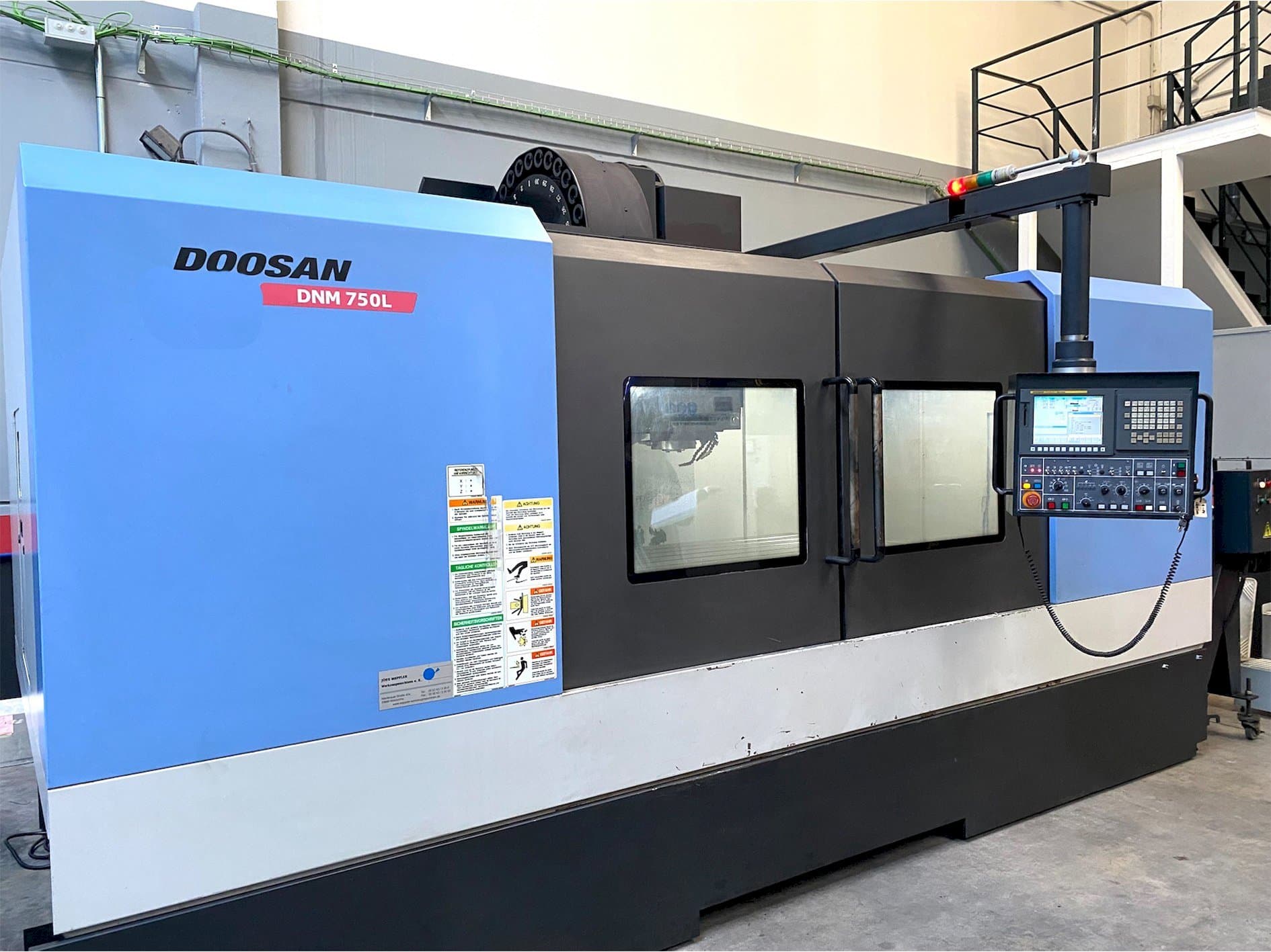 Vista frontale della macchina Doosan DNM705L