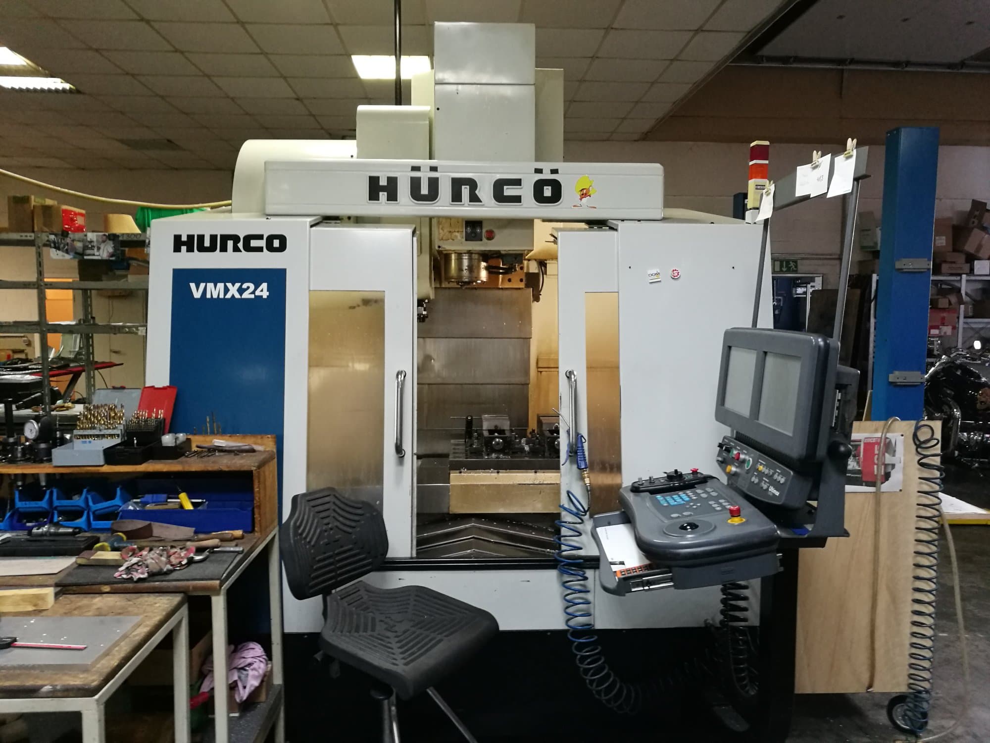 Vista frontale della macchina Hurco VMX24