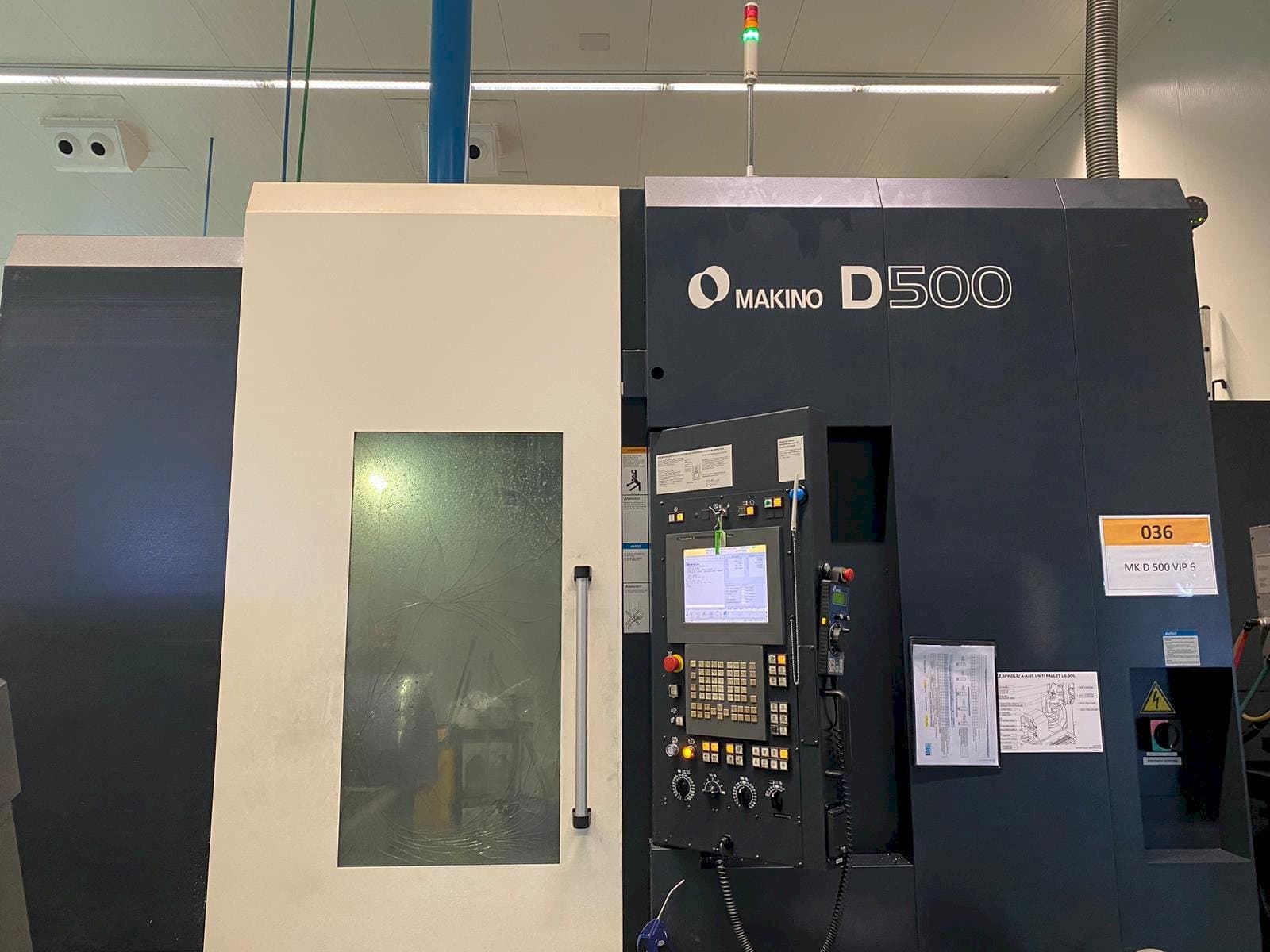 Vista frontale della macchina Makino D500