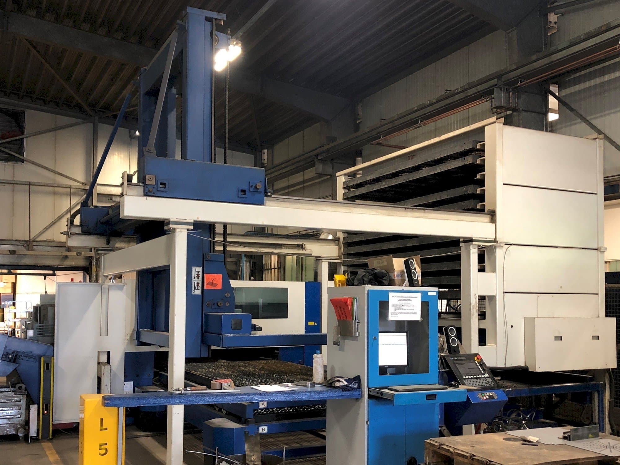 Vista frontale della macchina Trumpf Trumatic L3050