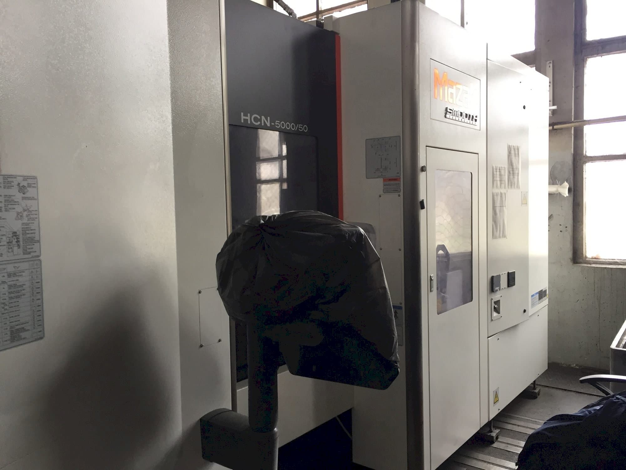 Vista frontale della macchina Mazak HCN-5000/50