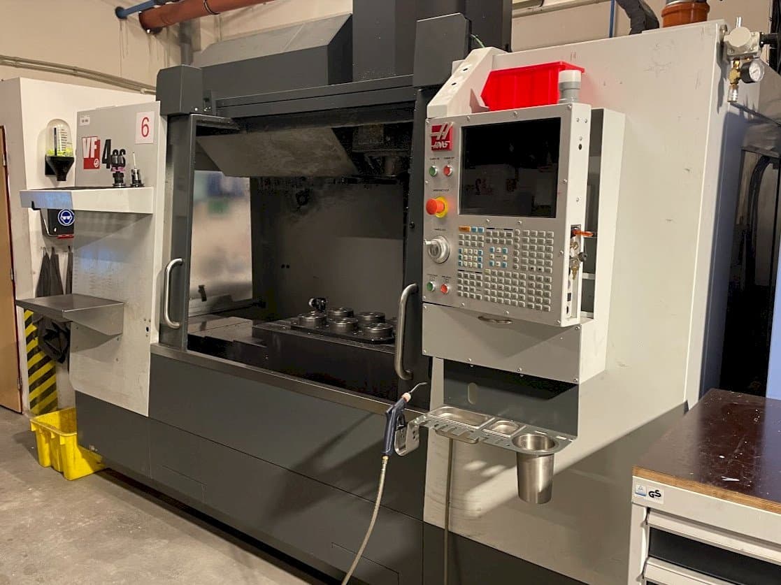 Vista lato destro della macchina HAAS VF-4SS