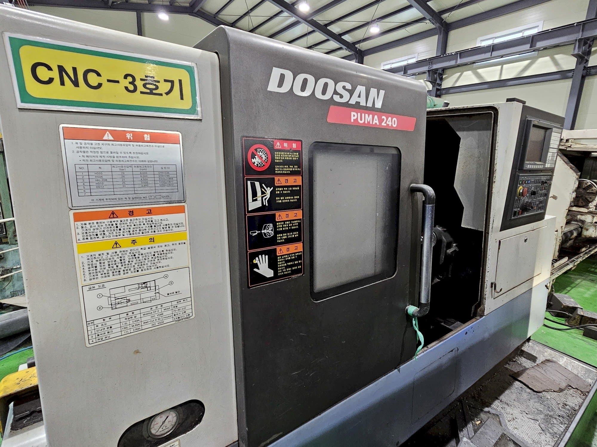 Vista frontale della macchina Doosan Puma 240
