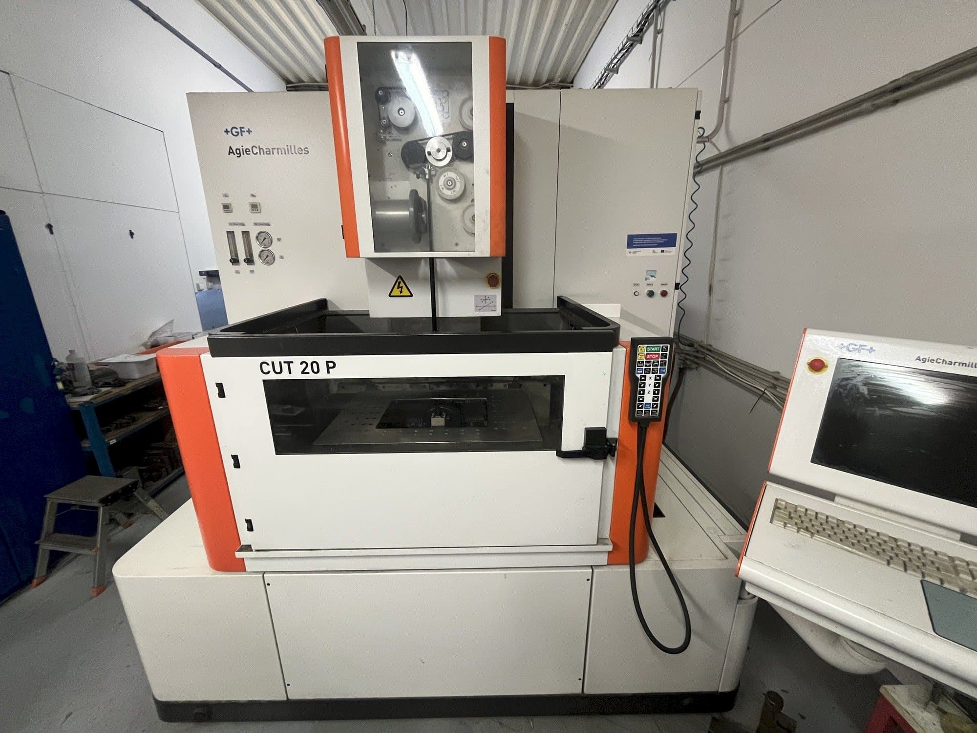 Vista frontale della macchina AgieCharmilles CUT 20 P