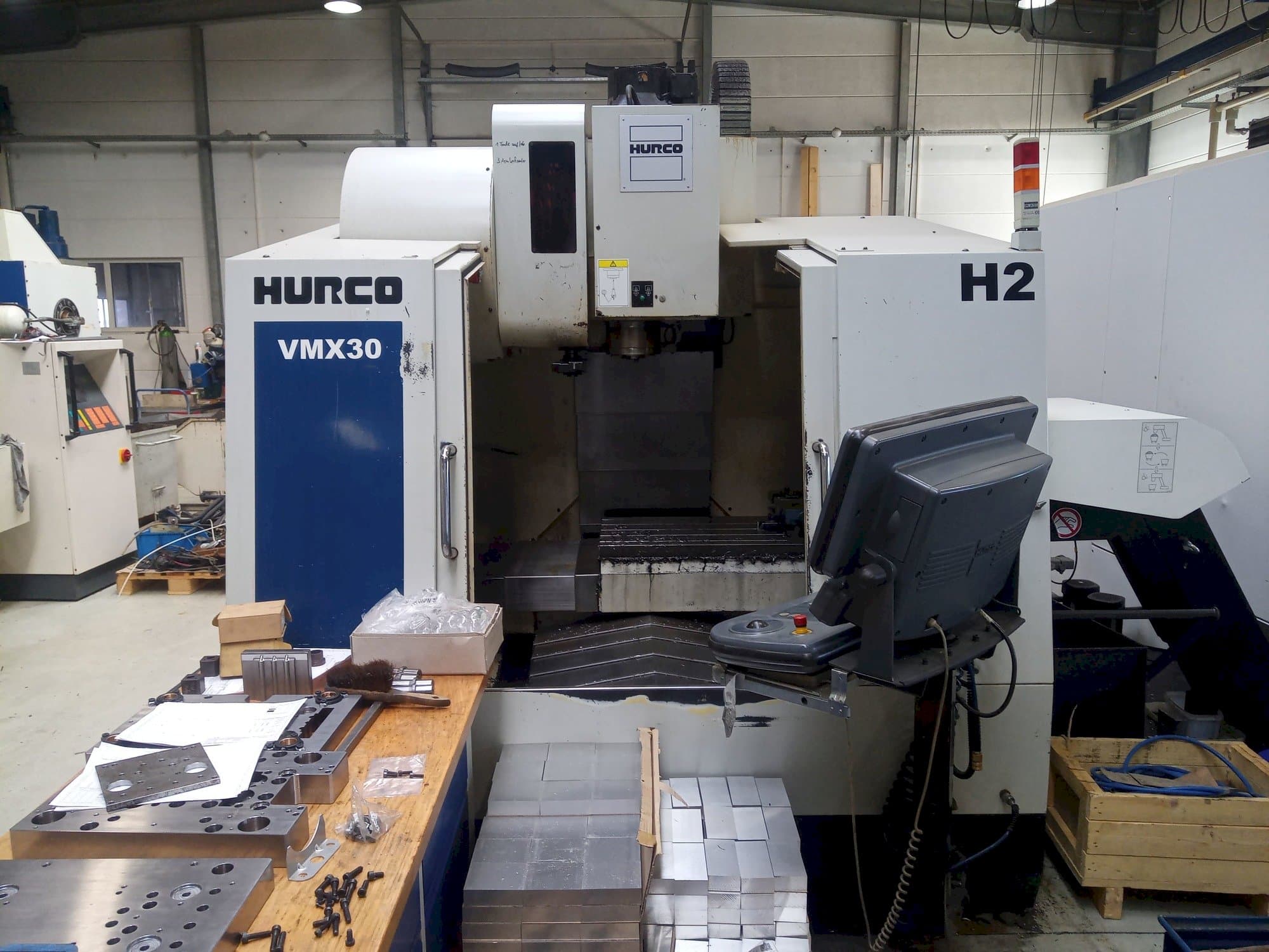 Vista frontale della macchina Hurco VMX30