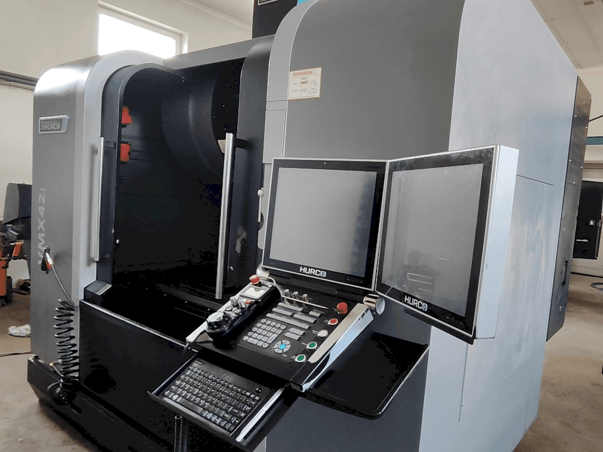 Vista frontale della macchina Hurco VMX 42i (2018)