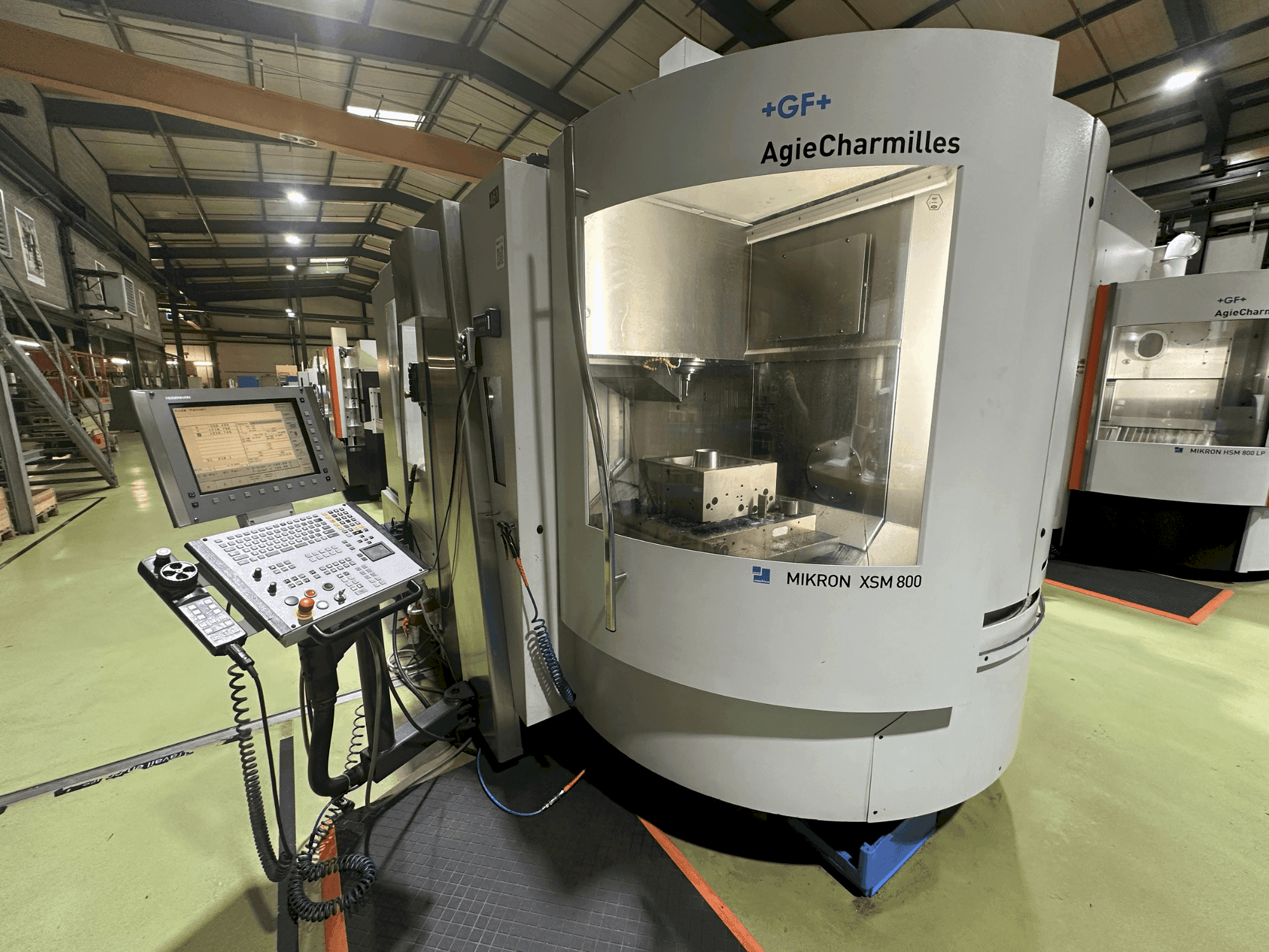 Vista frontale della macchina +GF+ AgieCharmilles Mikron XSM 800