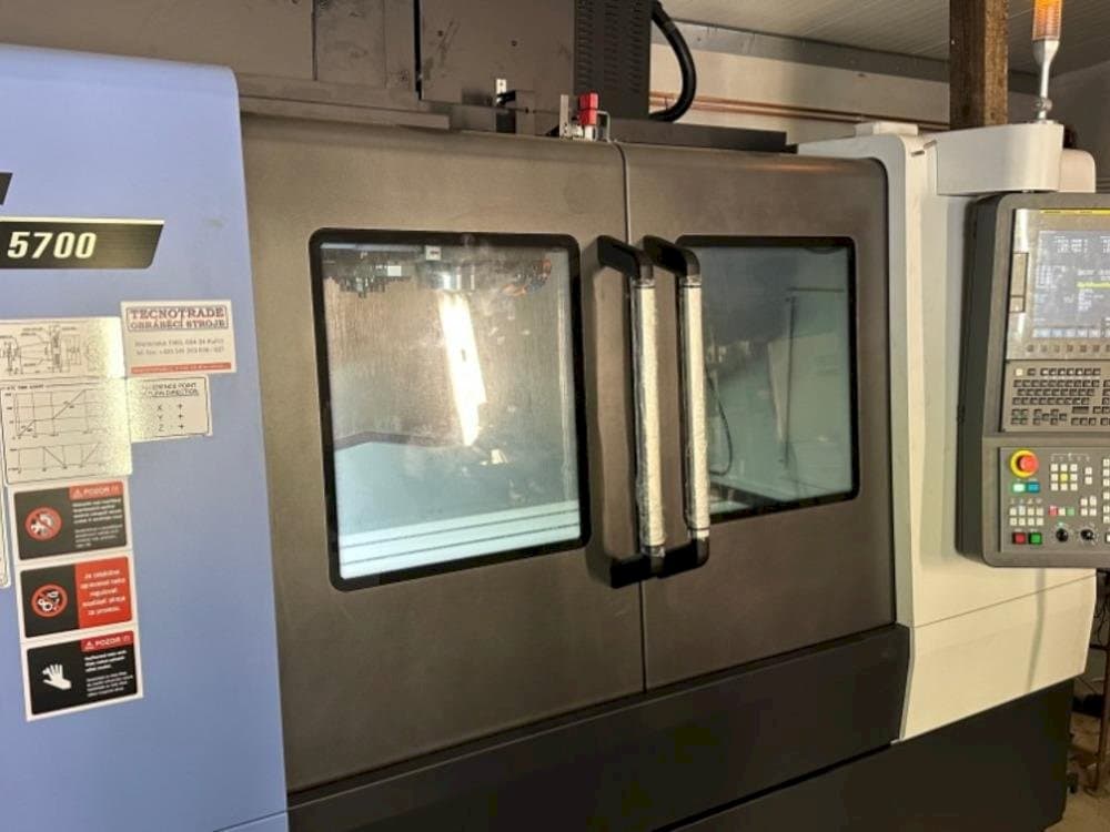 Vista frontale della macchina DOOSAN DNM 5700