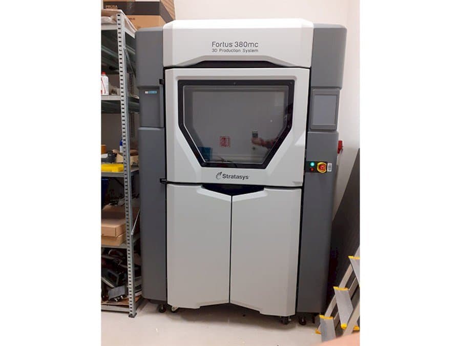 Vista frontale della macchina Stratasys Fortus 380MC