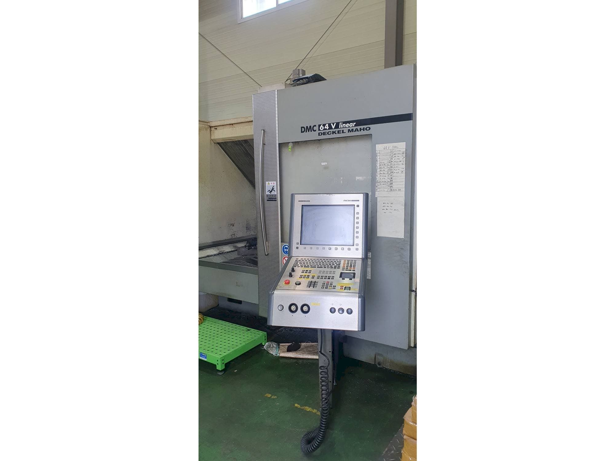 Vista frontale della macchina DECKEL MAHO DMC 64 V