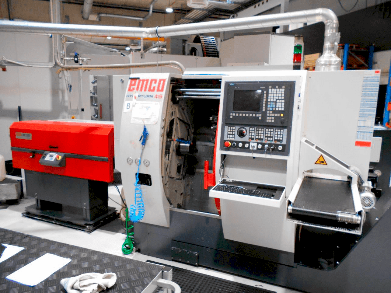 Vista frontale della macchina EMCO Hyperturn 45