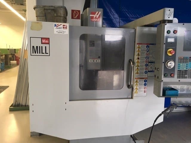 Vista frontale della macchina HAAS Mini Mill HE