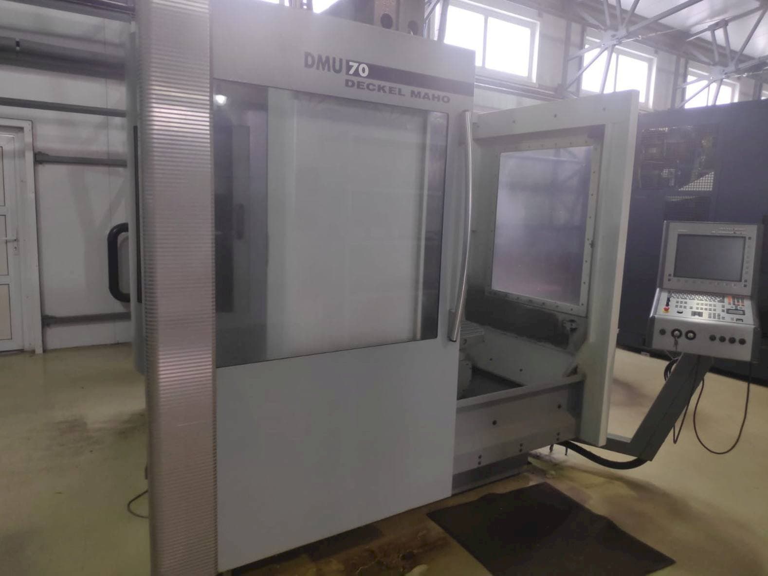Vista frontale della macchina DECKEL MAHO DMU 70