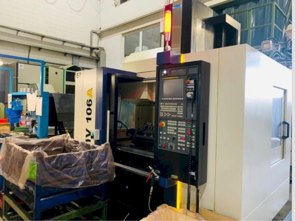 Vista frontale della macchina YCM NMV106A