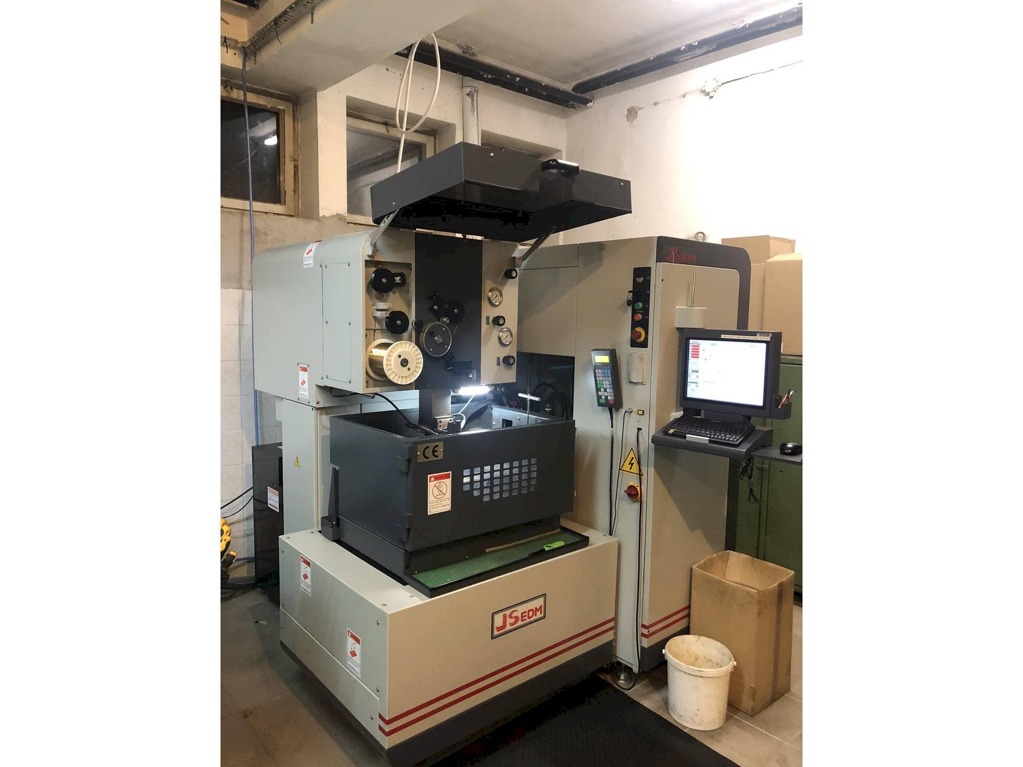 Vista frontale della macchina JS EDM Wi-200s