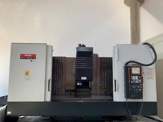 Vista frontale della macchina Mazak VT 200C II
