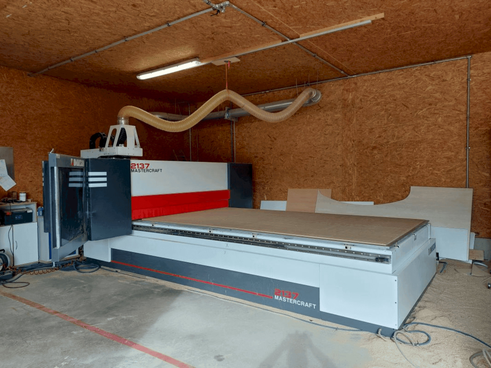 Vista frontale della macchina OMAKSAN Mastercraft 217