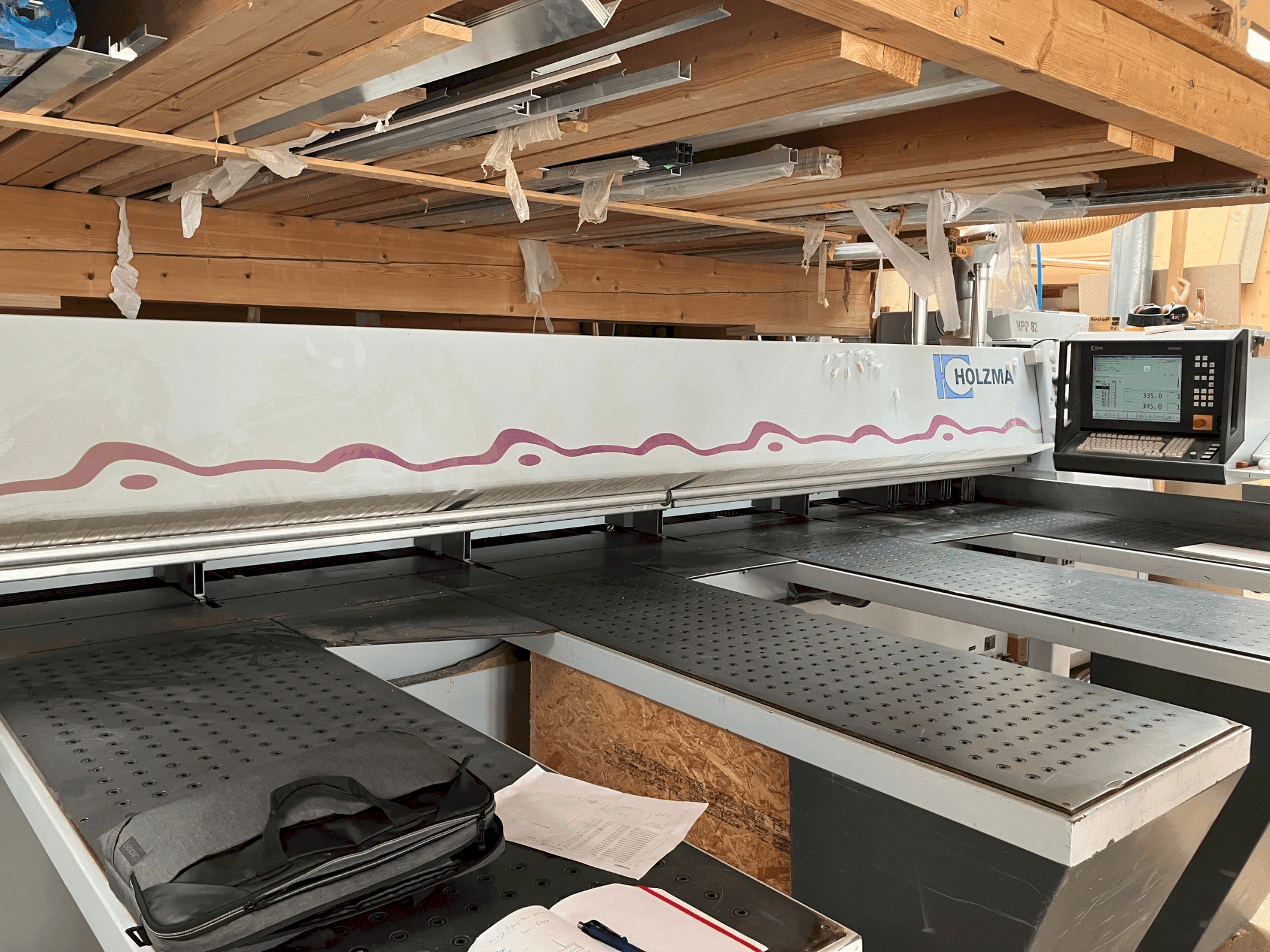 Vista frontale della macchina HOLZMA HPP 82/43