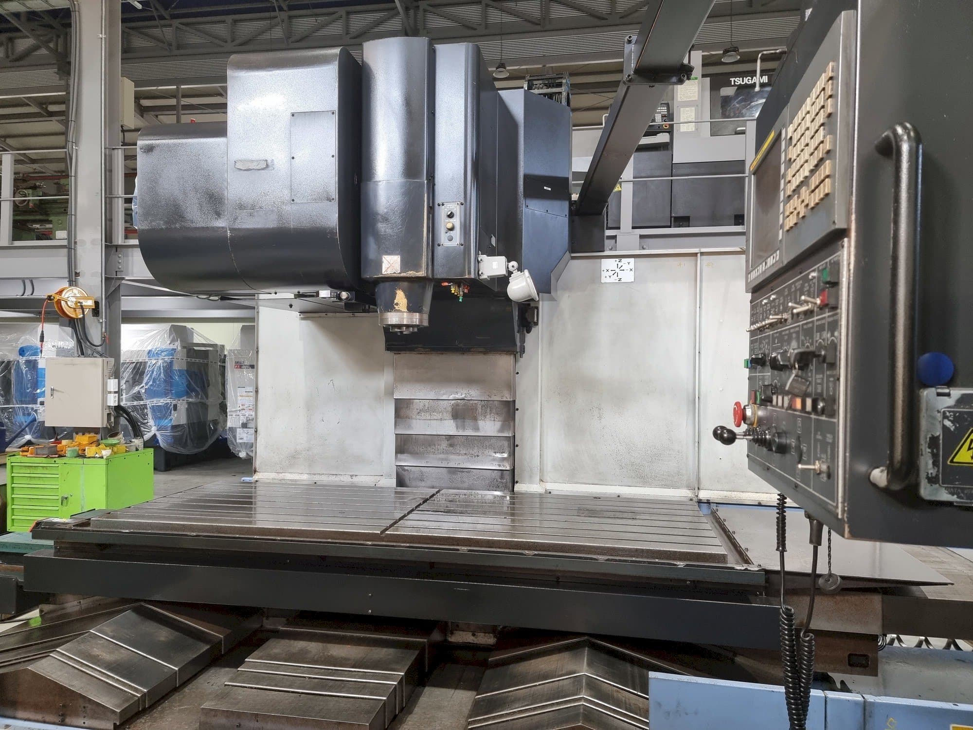 Vista frontale della macchina Doosan VM 960L