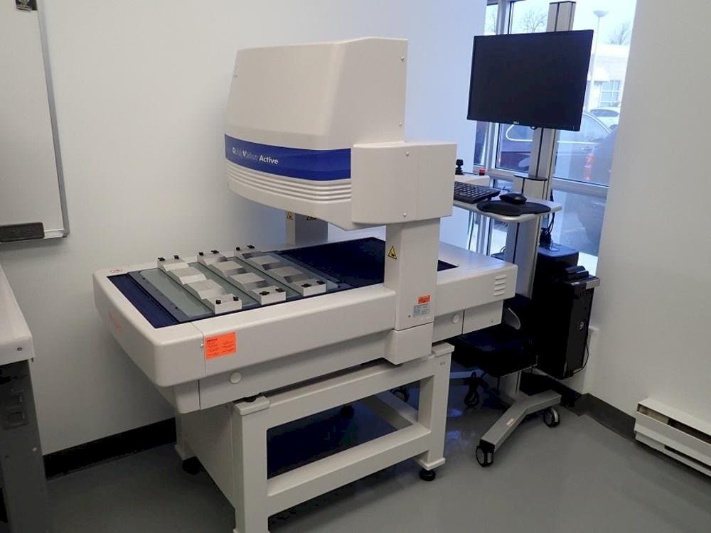 Vista frontale della macchina Mitutoyo QV-L404Z1L-D