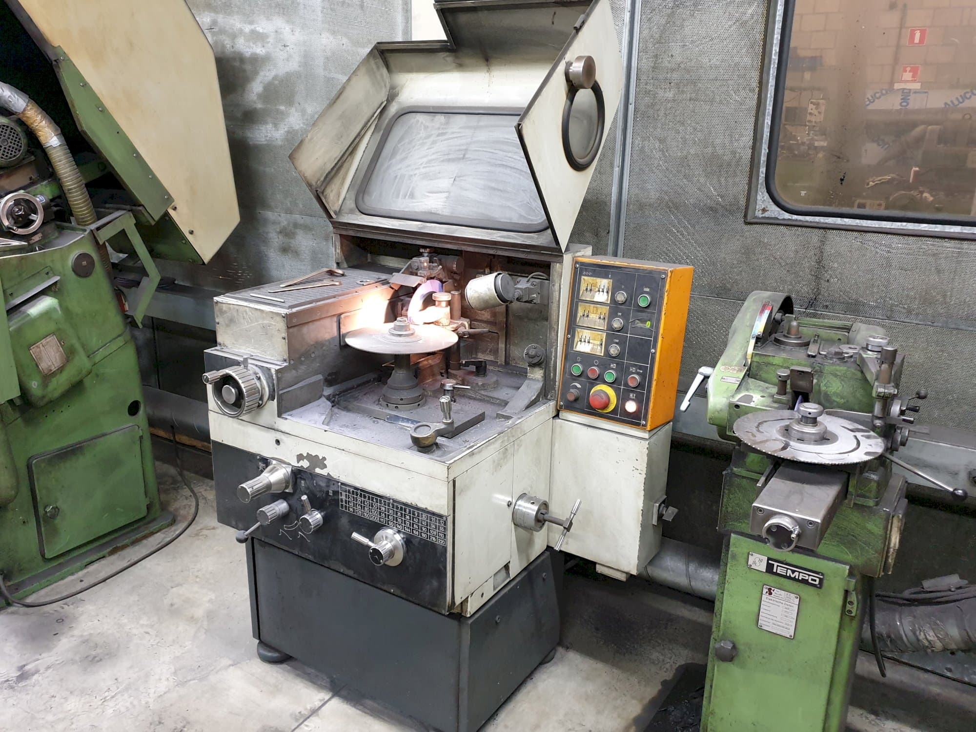 Vista lato destro della macchina Loroch K400