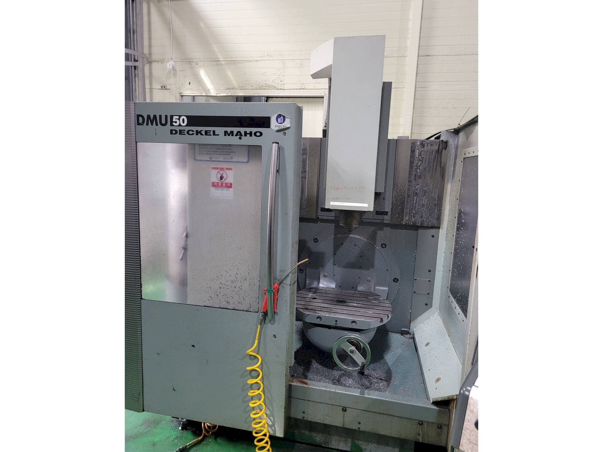 Vista frontale della macchina DECKEL MAHO DMU 50