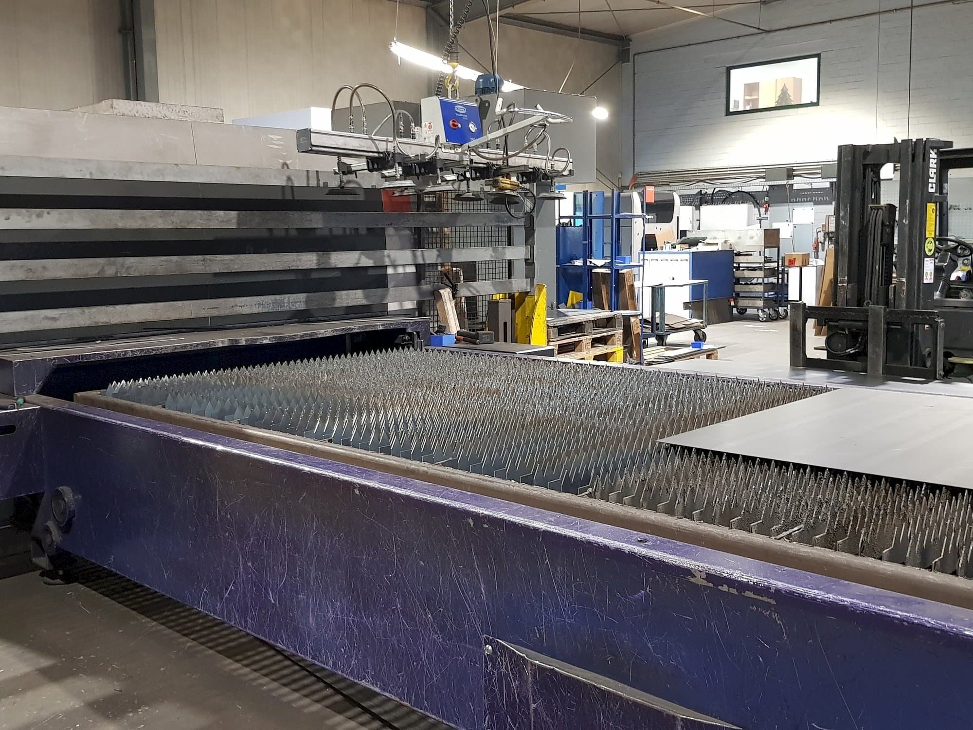 Vista frontale della macchina Bystronic Fiber 4000x2000