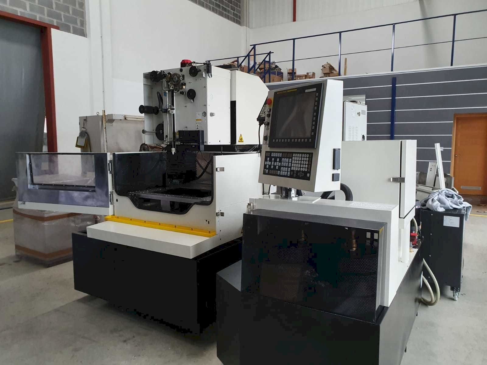 Vista frontale della macchina FANUC Robocut α-1iE