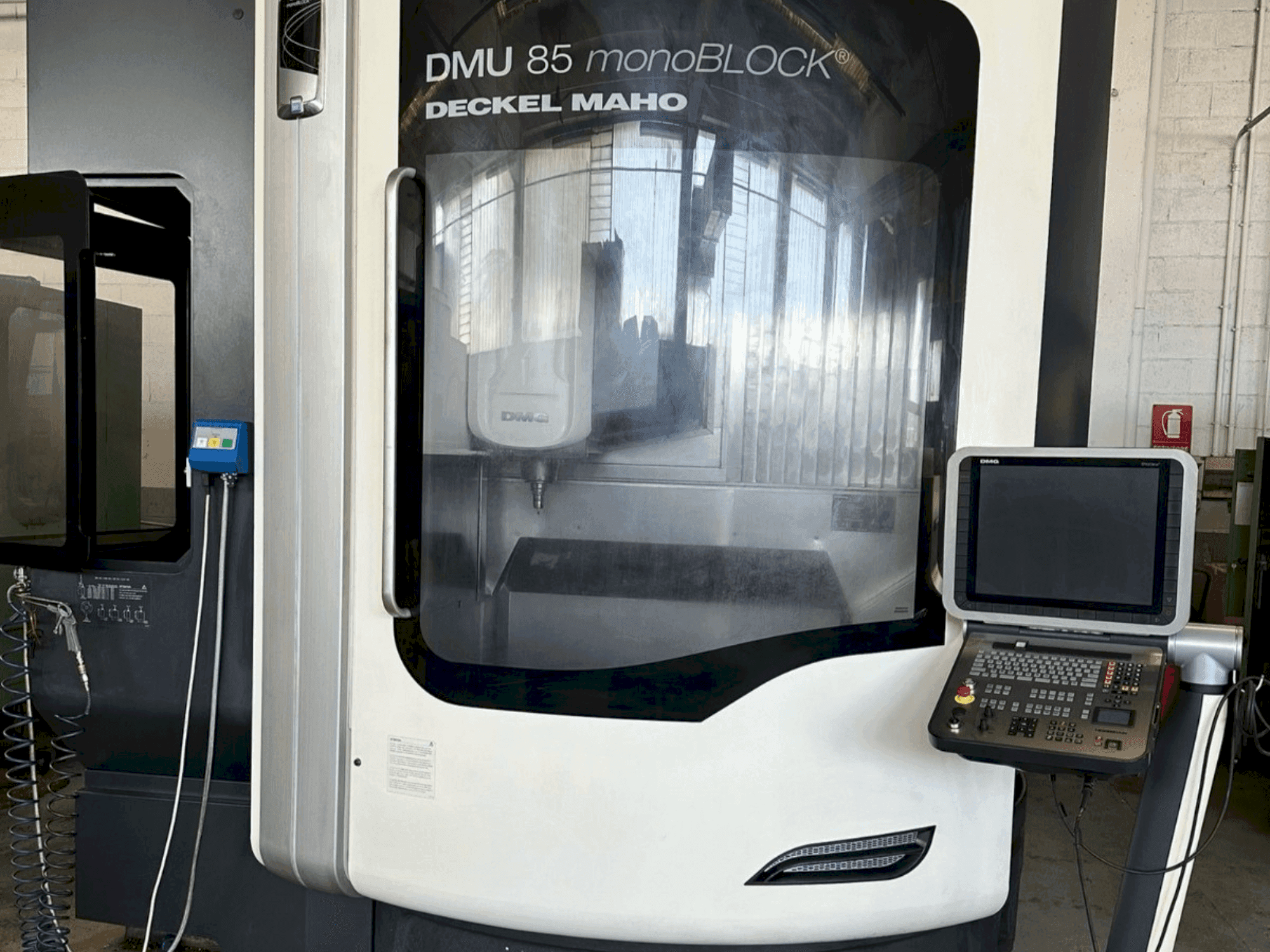 Vista frontale della macchina DMG DECKEL MAHO DMU 85 Monoblock