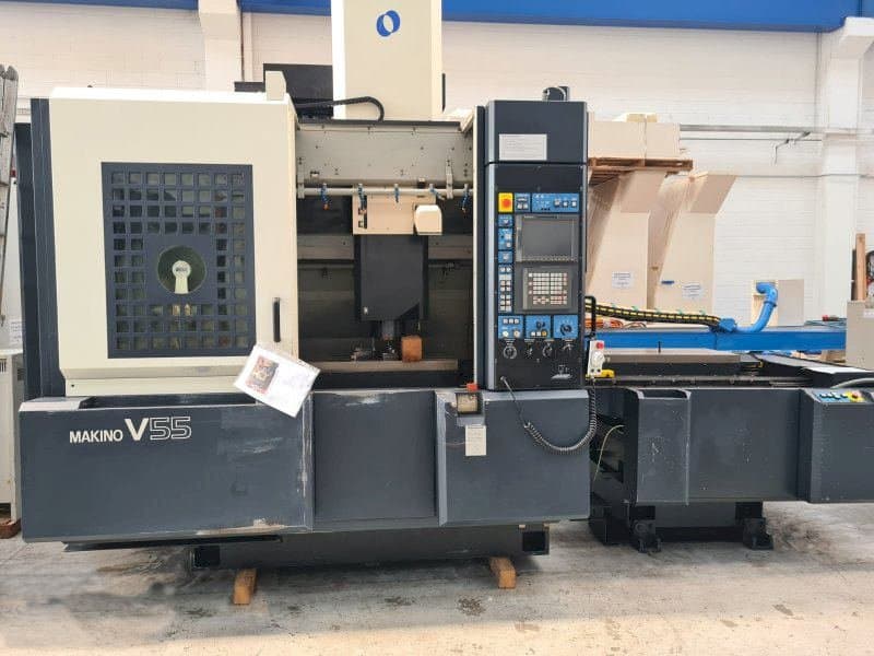 Vista frontale della macchina Makino V55