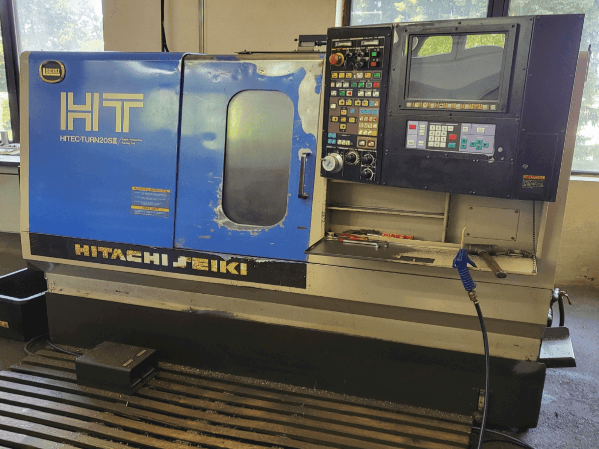 Vista frontale della macchina HITACHI SEIKI HT 20SII