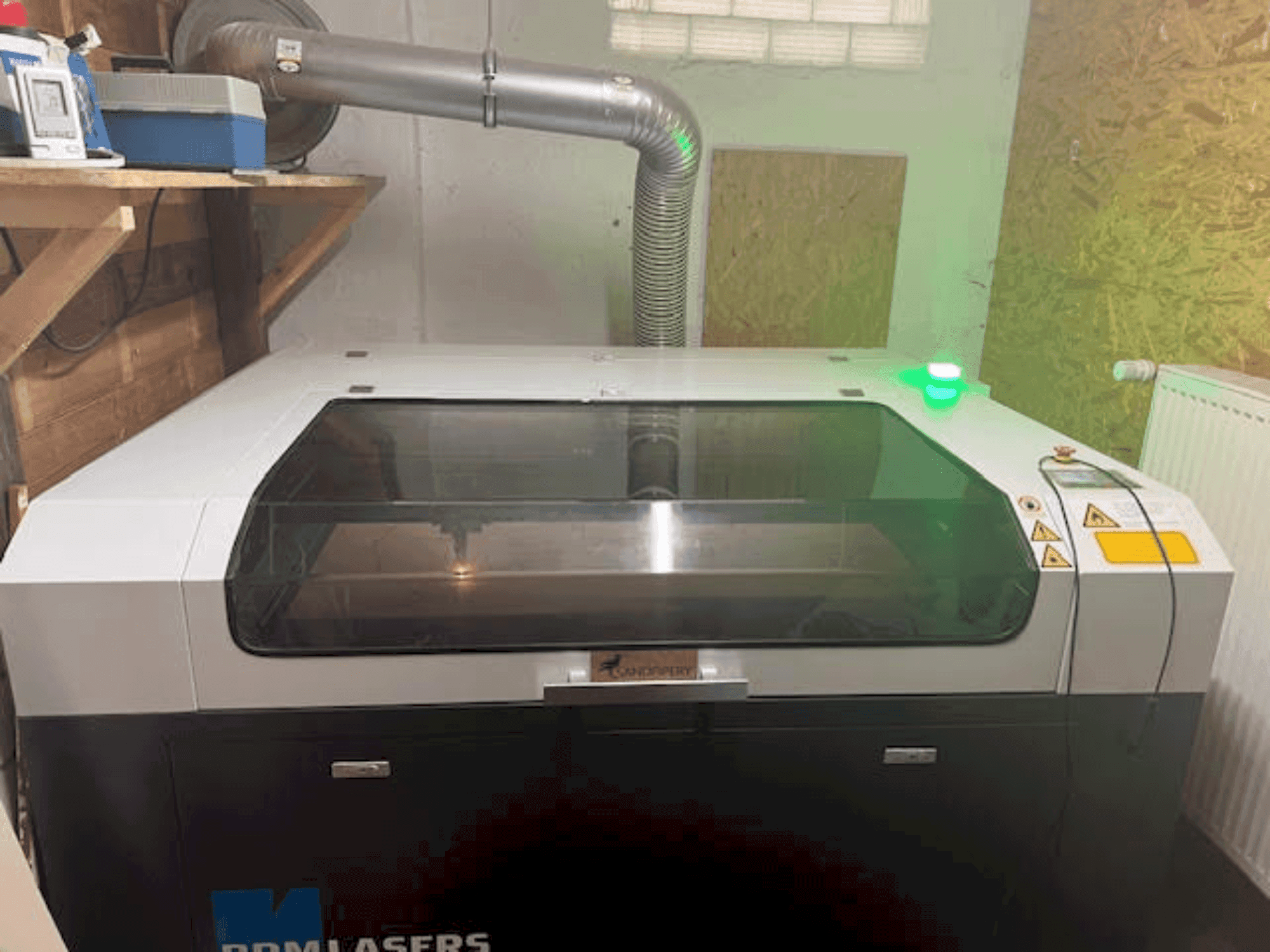 Vista frontale della macchina BRM Lasers 90130 - 100 Watt CO2