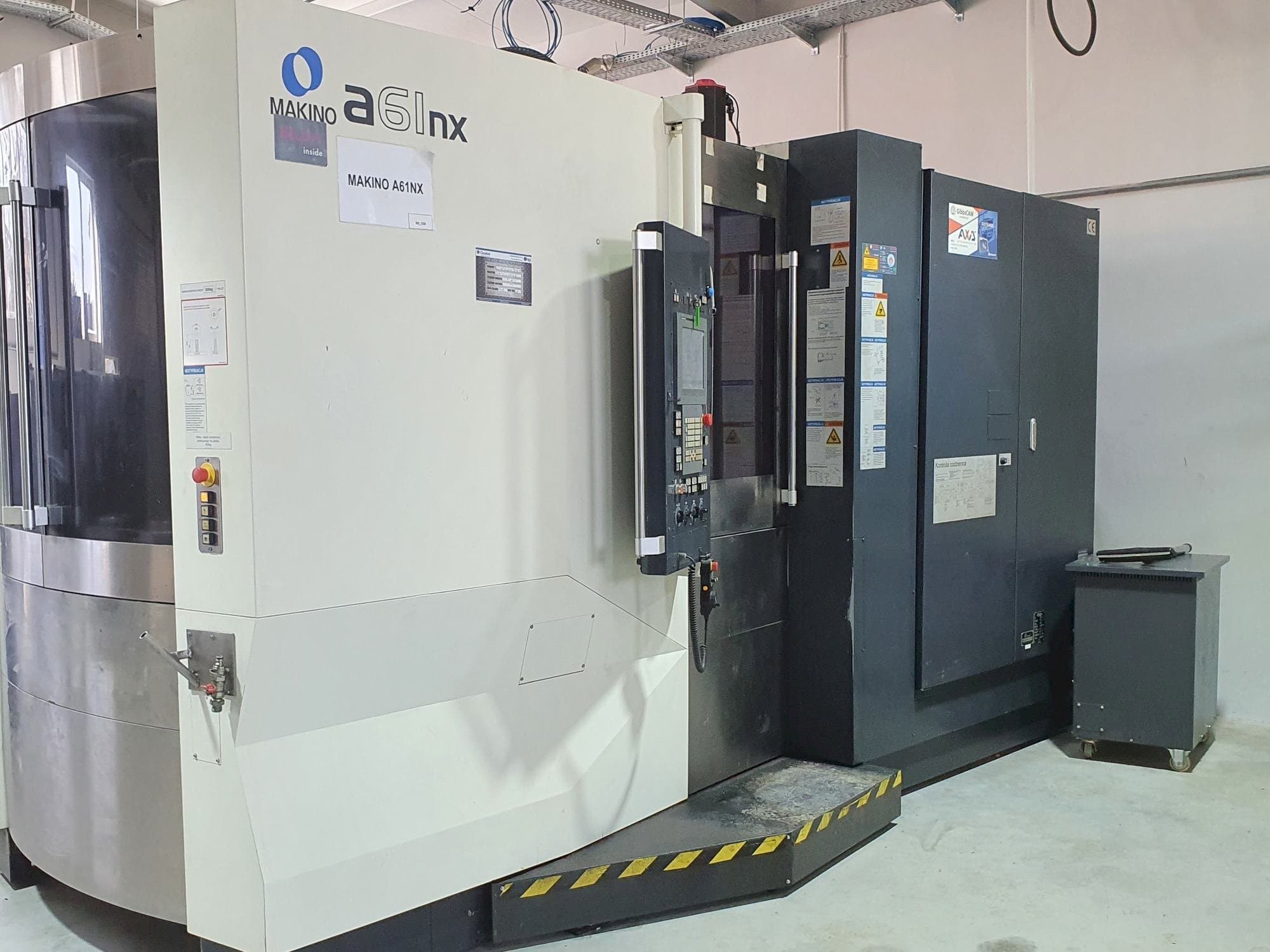 Vista frontale della macchina Makino a61nx