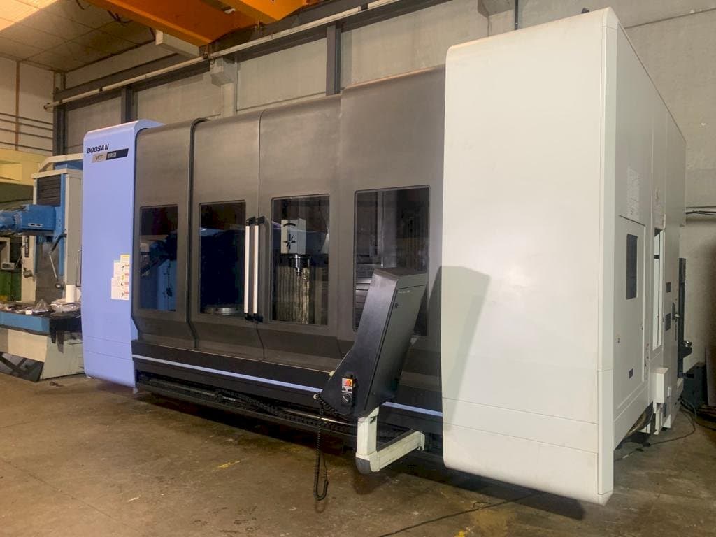 Vista frontale della macchina Doosan VCF 850 LSR