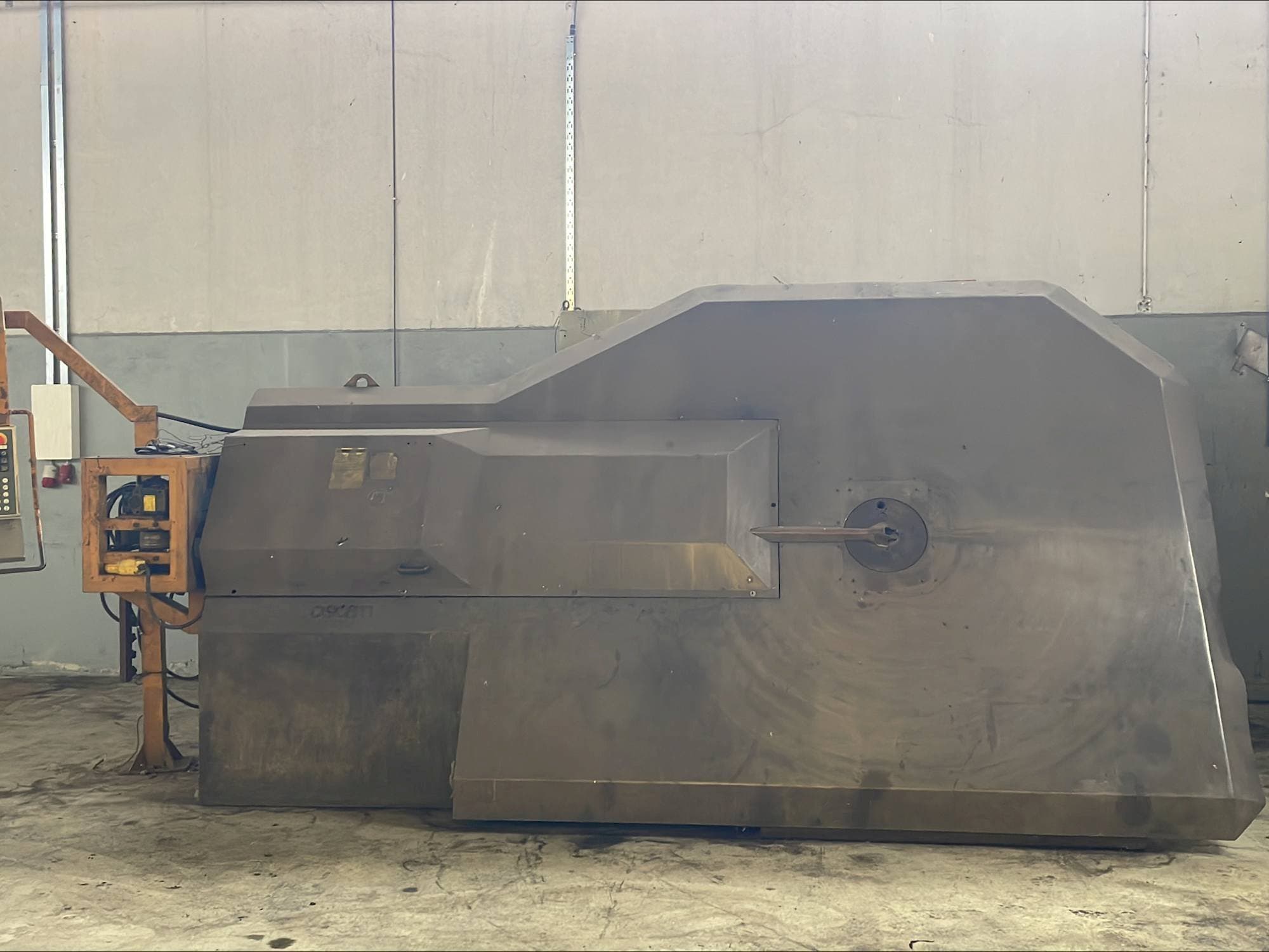 Vista frontale della macchina OSCAM MULTIBEND 16